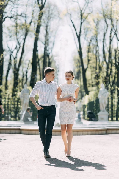 Hermosa Pareja Joven Parque Día Soleado Cariñosa Feliz Caminen Rían —  Fotos de Stock