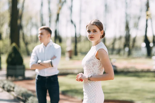 Belo Jovem Casal Parque Dia Ensolarado Amoroso Feliz Caminhar Rir — Fotografia de Stock