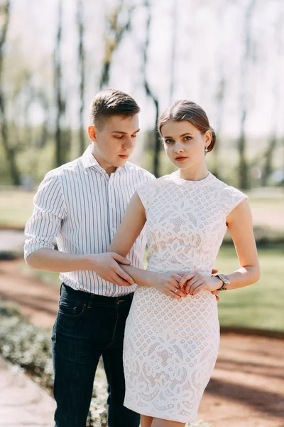 Belo Jovem Casal Parque Dia Ensolarado Amoroso Feliz Caminhar Rir — Fotografia de Stock