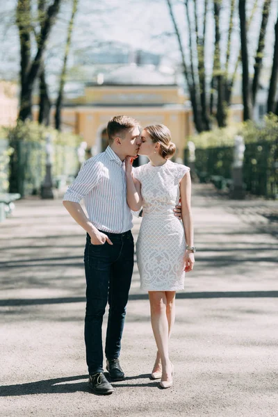 愛情と幸せの晴れた日に公園の美しい若いカップル 歩くし 一緒に笑います 自然に撮影前の結婚式 有名人のような服でエレガントなスタイル — ストック写真