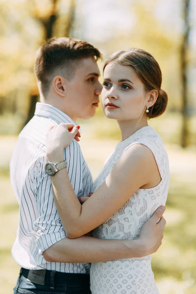 美丽的年轻夫妇在公园的一个晴朗的日子里 爱和快乐 一起散步 一起欢笑 婚礼前拍摄的性质 优雅的风格在服装像名人 — 图库照片