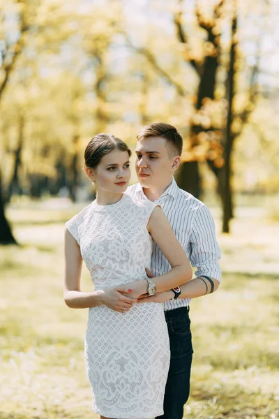 Hermosa Pareja Joven Parque Día Soleado Cariñosa Feliz Caminen Rían — Foto de Stock