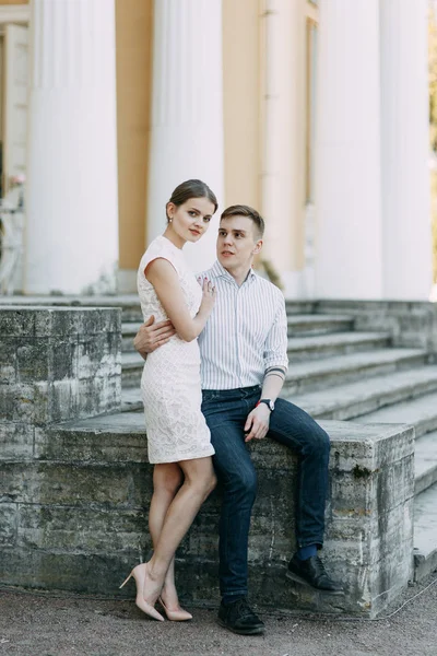 Hermosa Pareja Joven Parque Día Soleado Cariñosa Feliz Caminen Rían —  Fotos de Stock