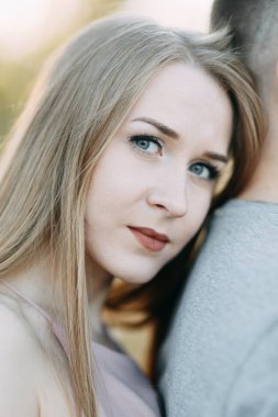 Güzel genç çift parkta güneşli bir günde, sevgi dolu ve mutlu. Yürümek ve gülmek. Doğada çekim düğün öncesi. Casual tarzda işleme giyim ve Avrupa