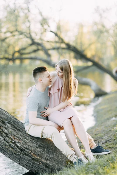 Belo Jovem Casal Parque Dia Ensolarado Amoroso Feliz Caminhe Ria — Fotografia de Stock