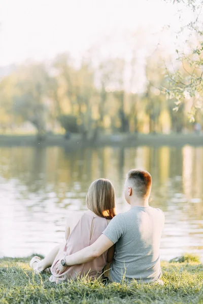 Belo Jovem Casal Parque Dia Ensolarado Amoroso Feliz Caminhe Ria — Fotografia de Stock