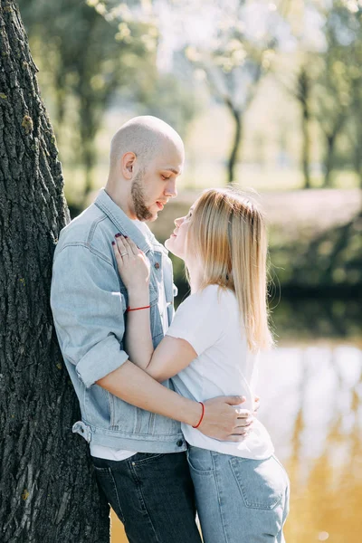 Belo Jovem Casal Parque Dia Ensolarado Amoroso Feliz Caminhe Ria — Fotografia de Stock