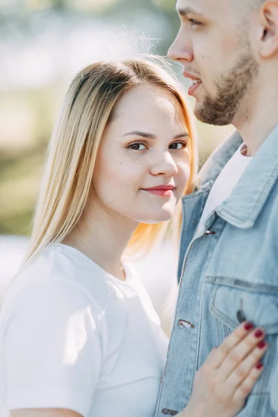 Belo Jovem Casal Parque Dia Ensolarado Amoroso Feliz Caminhe Ria — Fotografia de Stock