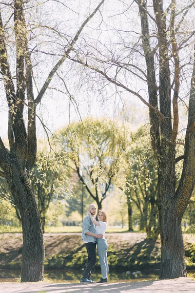 Belo Jovem Casal Parque Dia Ensolarado Amoroso Feliz Caminhe Ria — Fotografia de Stock