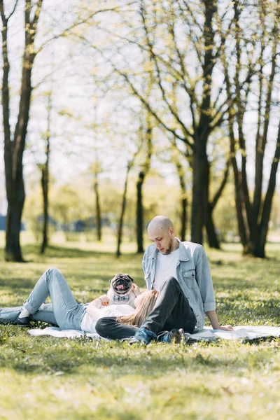 Hermosa Pareja Joven Parque Día Soleado Cariñosa Feliz Camina Ríe —  Fotos de Stock