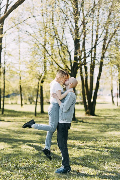 Belo Jovem Casal Parque Dia Ensolarado Amoroso Feliz Caminhe Ria — Fotografia de Stock