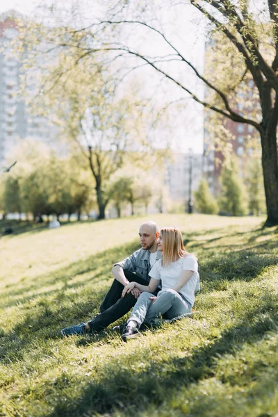 Schönes Junges Paar Park Einem Sonnigen Tag Liebevoll Und Glücklich — Stockfoto