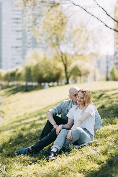 Belo Jovem Casal Parque Dia Ensolarado Amoroso Feliz Caminhe Ria — Fotografia de Stock