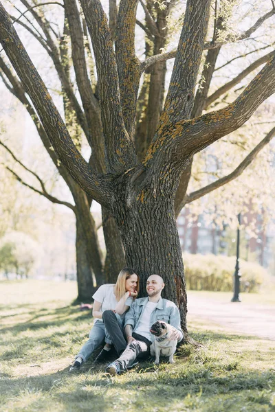 Belo Jovem Casal Parque Dia Ensolarado Amoroso Feliz Caminhe Ria — Fotografia de Stock