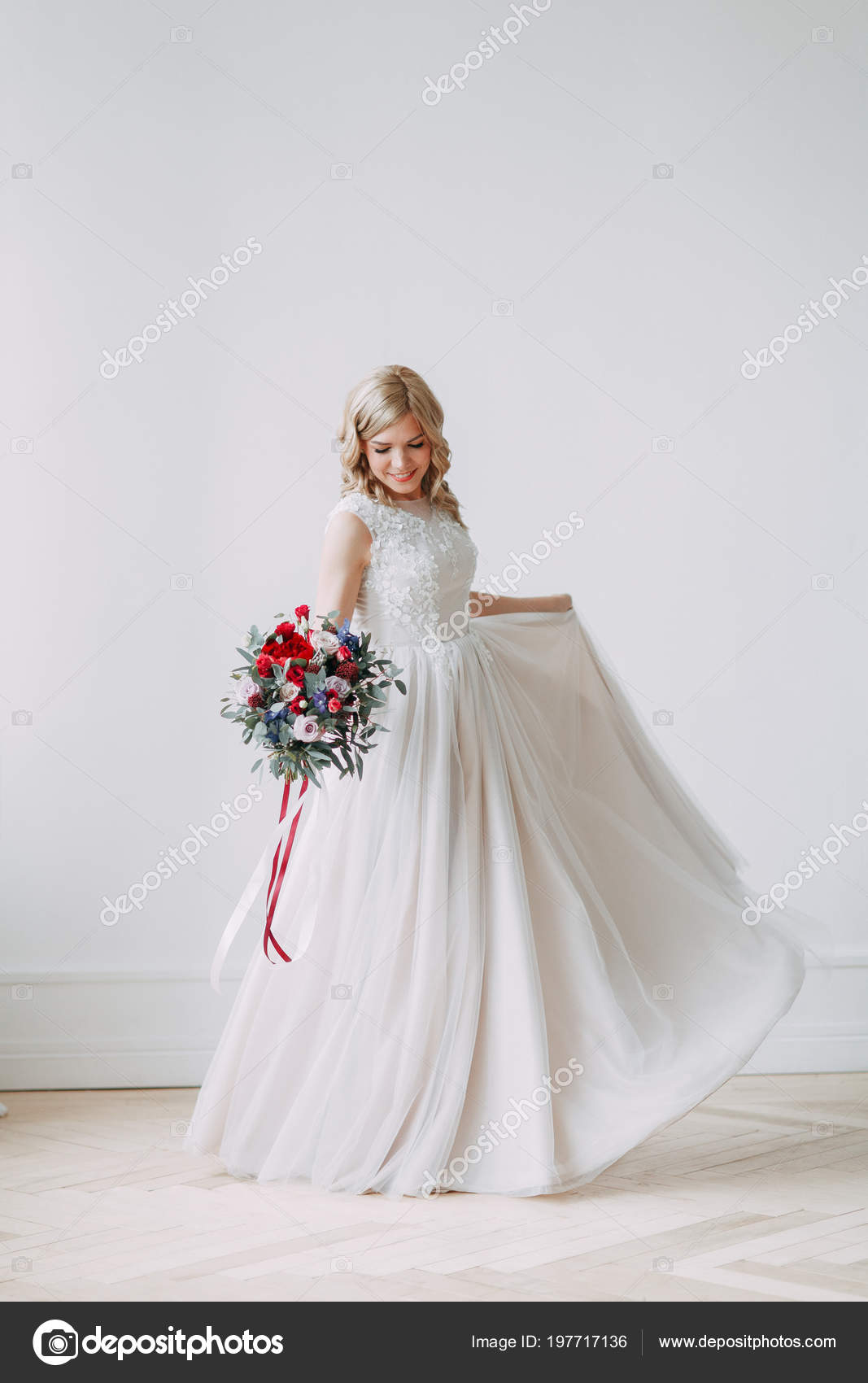 Belle Mariée Dans Une Robe Mariée Dans Studio Lumineux
