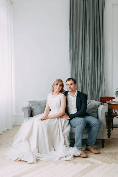 Hermosa Pareja Sesión Fotos Boda Loft Estudio Estilo Europeo Luminoso —  Fotos de Stock