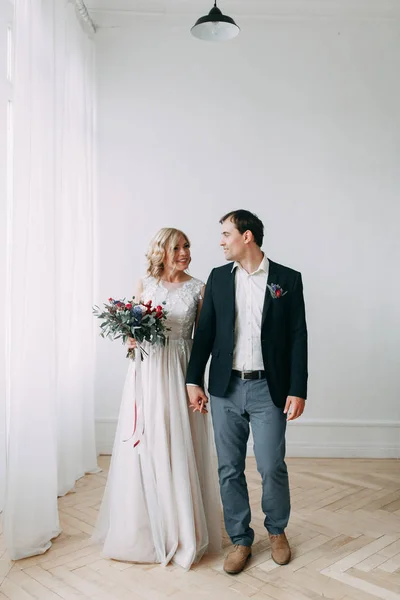 Hermosa Pareja Sesión Fotos Boda Loft Estudio Estilo Europeo Luminoso —  Fotos de Stock