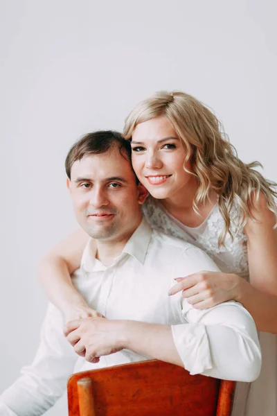 Piękna Para Ślubnej Sesji Zdjęciowej Studio Poddaszu Stylu Europejskim Jasne — Zdjęcie stockowe