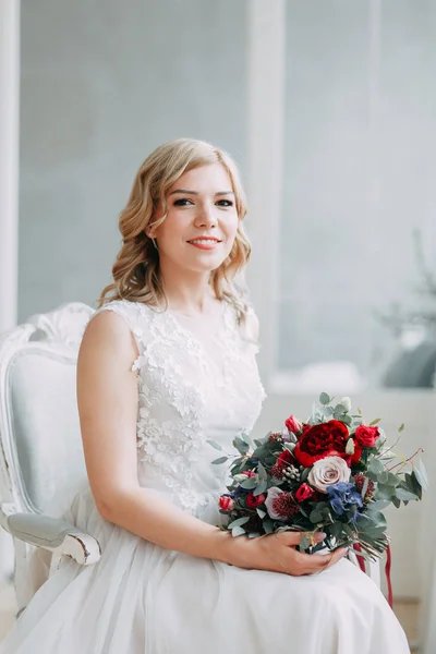 Mooie Bruid Een Trouwjurk Een Lichte Stijlvolle Studio Bruiloft Europese — Stockfoto