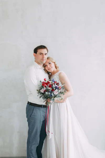 Hermosa Pareja Sesión Fotos Boda Loft Estudio Estilo Europeo Luminoso —  Fotos de Stock