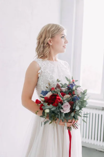 스타일의 스튜디오에서 드레스를 아름다운 유럽식 결혼식이다 장식과 꽃다발을 포즈를 취하는 — 스톡 사진