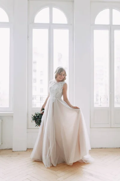 스타일의 스튜디오에서 드레스를 아름다운 유럽식 결혼식이다 장식과 꽃다발을 포즈를 취하는 — 스톡 사진