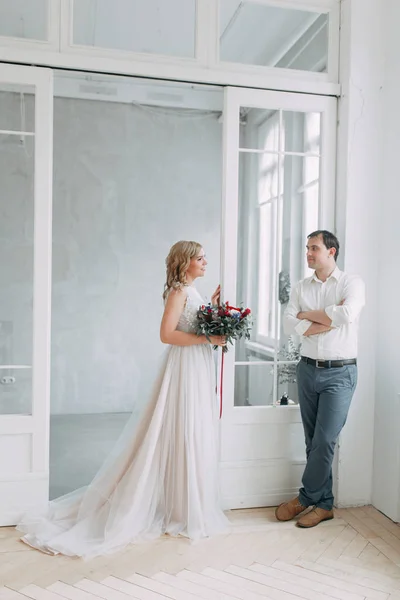 Hermosa Pareja Sesión Fotos Boda Loft Estudio Estilo Europeo Luminoso —  Fotos de Stock