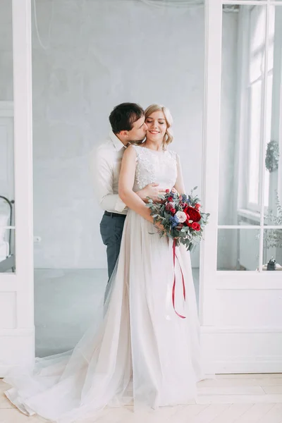 Beau Couple Séance Photo Mariage Loft Studio Dans Style Européen — Photo