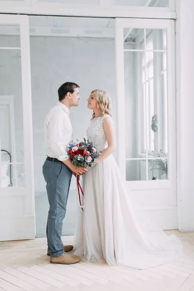 Hermosa Pareja Sesión Fotos Boda Loft Estudio Estilo Europeo Luminoso —  Fotos de Stock