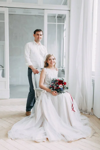 Hermosa Pareja Sesión Fotos Boda Loft Estudio Estilo Europeo Luminoso —  Fotos de Stock