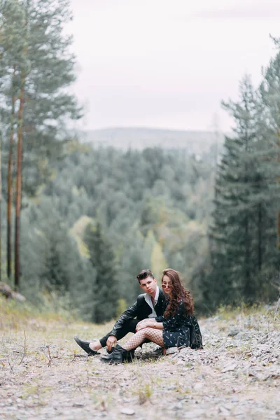 Junges Stylisches Paar Wald Läuft Durch Den Park Und Lacht — Stockfoto