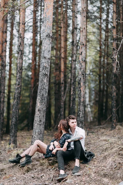 Jovem Casal Elegante Floresta Correndo Redor Parque Rindo Pessoas Modernas — Fotografia de Stock