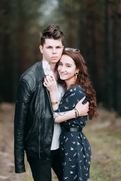 Jovem Casal Elegante Floresta Correndo Redor Parque Rindo Pessoas Modernas — Fotografia de Stock