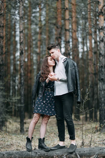 Jovem Casal Elegante Floresta Correndo Redor Parque Rindo Pessoas Modernas — Fotografia de Stock