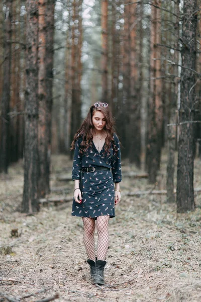 Junges Stylisches Paar Wald Läuft Durch Den Park Und Lacht — Stockfoto