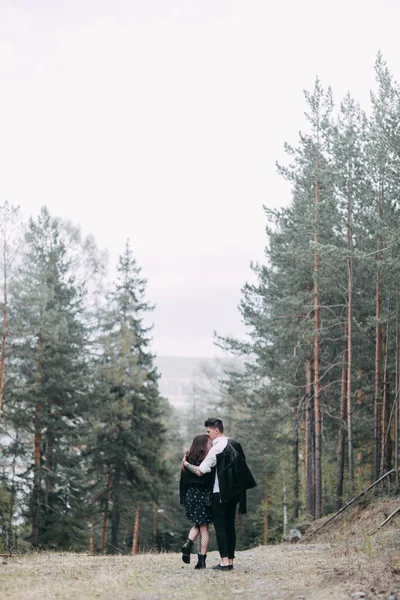 Joven Pareja Elegante Bosque Corriendo Por Parque Riendo Gente Moderna — Foto de Stock