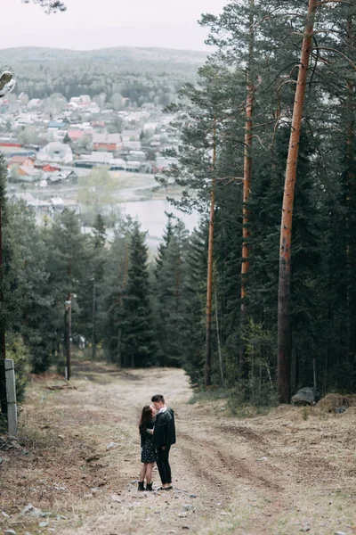 Junges Stylisches Paar Wald Läuft Durch Den Park Und Lacht — Stockfoto