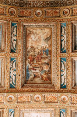 Naples, freskler ve sıva çalışmaları kilisede. Güzel dekorasyon ve tarihsel tonoz. Simetri ve kubbe altında resim sergisi. Org yaldızlı, sunak ve duvarlara simgeler. Eski İtalya mimarisi