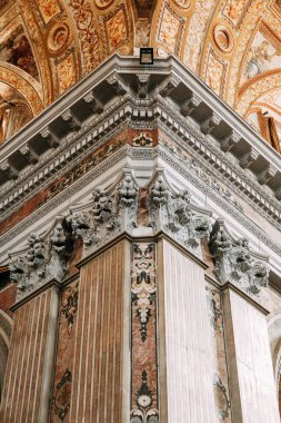 Naples, freskler ve sıva çalışmaları kilisede. Güzel dekorasyon ve tarihsel tonoz. Simetri ve kubbe altında resim sergisi. Org yaldızlı, sunak ve duvarlara simgeler. Eski İtalya mimarisi