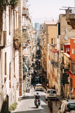 Güzel Sokaklar ve Napoli, tarihi yerleri ve heykeller şehrin avlusu. Anıtlar ve eski İtalya mimarisi. Şehir, türler ve turistik yerler Panoraması. Gece ve gündüz şehri turistler olmadan.