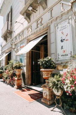 Güzel Sokaklar ve Napoli, tarihi yerleri ve heykeller şehrin avlusu. Anıtlar ve eski İtalya mimarisi. Şehir, türler ve turistik yerler Panoraması. Gece ve gündüz şehri turistler olmadan.