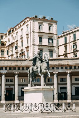Güzel Sokaklar ve Napoli, tarihi yerleri ve heykeller şehrin avlusu. Anıtlar ve eski İtalya mimarisi. Şehir, türler ve turistik yerler Panoraması. Gece ve gündüz şehri turistler olmadan.