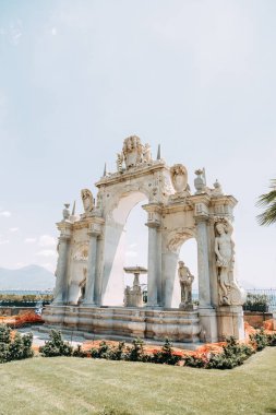 Güzel Sokaklar ve Napoli, tarihi yerleri ve heykeller şehrin avlusu. Anıtlar ve eski İtalya mimarisi. Şehir, türler ve turistik yerler Panoraması. Gece ve gündüz şehri turistler olmadan.