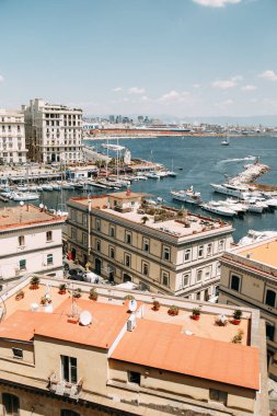 Güzel Sokaklar ve Napoli, tarihi yerleri ve heykeller şehrin avlusu. Anıtlar ve eski İtalya mimarisi. Şehir, türler ve turistik yerler Panoraması. Gece ve gündüz şehri turistler olmadan.