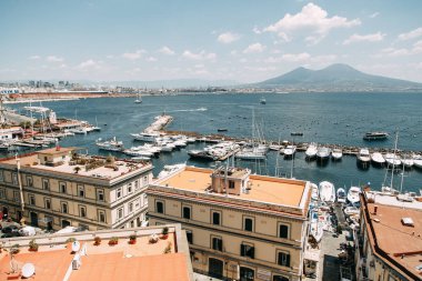 Güzel Sokaklar ve Napoli, tarihi yerleri ve heykeller şehrin avlusu. Anıtlar ve eski İtalya mimarisi. Şehir, türler ve turistik yerler Panoraması. Gece ve gündüz şehri turistler olmadan.