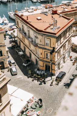 Güzel Sokaklar ve Napoli, tarihi yerleri ve heykeller şehrin avlusu. Anıtlar ve eski İtalya mimarisi. Şehir, türler ve turistik yerler Panoraması. Gece ve gündüz şehri turistler olmadan.