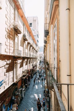 Güzel Sokaklar ve Napoli, tarihi yerleri ve heykeller şehrin avlusu. Anıtlar ve eski İtalya mimarisi. Şehir, türler ve turistik yerler Panoraması. Gece ve gündüz şehri turistler olmadan.