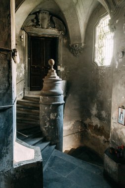 Güzel Sokaklar ve Napoli, tarihi yerleri ve heykeller şehrin avlusu. Anıtlar ve eski İtalya mimarisi. Şehir, türler ve turistik yerler Panoraması. Gece ve gündüz şehri turistler olmadan.