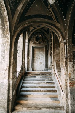 Güzel Sokaklar ve Napoli, tarihi yerleri ve heykeller şehrin avlusu. Anıtlar ve eski İtalya mimarisi. Şehir, türler ve turistik yerler Panoraması. Gece ve gündüz şehri turistler olmadan.