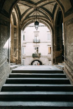 Güzel Sokaklar ve Napoli, tarihi yerleri ve heykeller şehrin avlusu. Anıtlar ve eski İtalya mimarisi. Şehir, türler ve turistik yerler Panoraması. Gece ve gündüz şehri turistler olmadan.